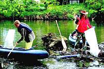DO ÚKLIDU řeky Ohře se každý rok pouští dobrovolníci například z řad vodáků. Teď se k nim připojují další, kteří vyzývají veřejnost ke spolupráci. 