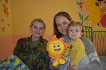 Vojáci přišli poděkovat dětskému oddělení sokolovské nemocnice