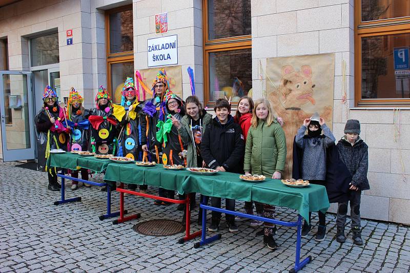 Návštěvníci s maskami i bez nich si užívali premiérový Loketský masopust.