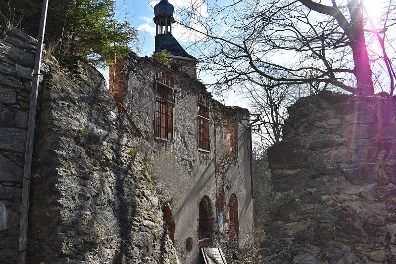 Opravy hradu Hartenberg nadšenci nevzdávají.