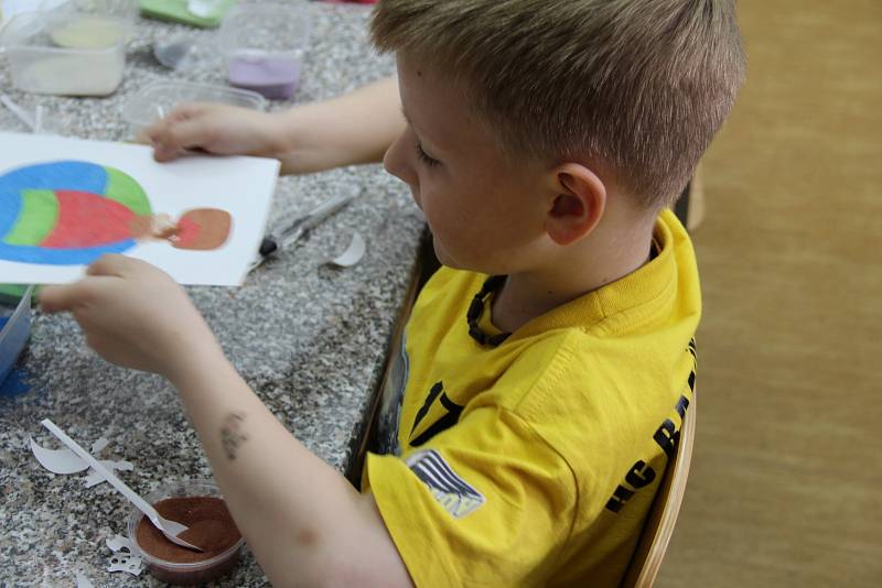 Děti si vyzkoušely techniku pískování, která je vhodná i pro hyperaktivní a autistické děti.