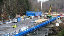Před jedenácti lety se opravoval velký silniční most v Sokolově, který vede nad řekou Ohří.