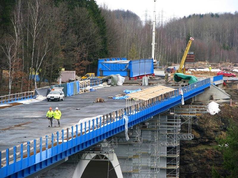 Před jedenácti lety se opravoval velký silniční most v Sokolově, který vede nad řekou Ohří.