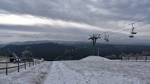 Turisté na Božím Daru se radovali z prvního sněhu. Otužilci také