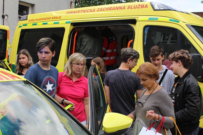 Čmelák. To je název, který navrhly záchranářskému vozu žákyně osmé B třídy ze sokolovské školy v ulici Rokycanova Kateřina Bartošová spolu s Lucií Redekerovou. V pondělí dorazila celá třída k záchranářům a samolepkou čmeláka vůz společně ozdobili.