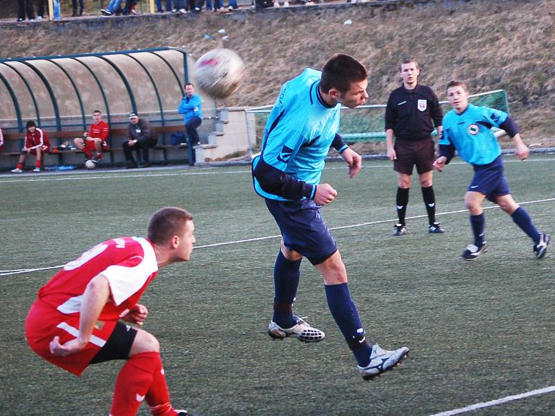 Krajský přebor: Spartak Chodov - Spartak Horní Slavkov (v modrém)