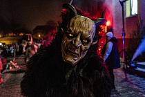 Krampusáci řádili na zahradě kulturního domu v Kraslicích. Foto: B. Holíková