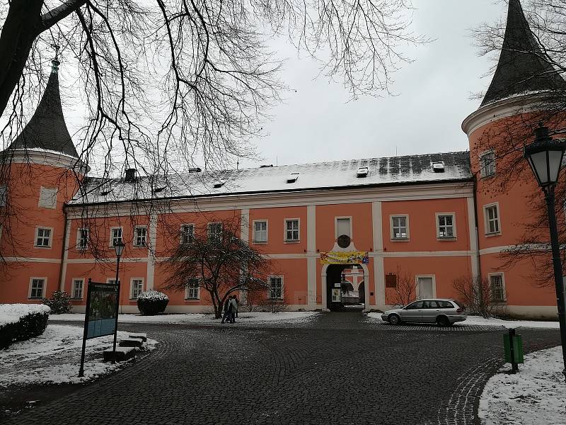 Městskou knihovnu navštěvují zájemci v současné době v sokolovském zámku, který sídlí v centru.