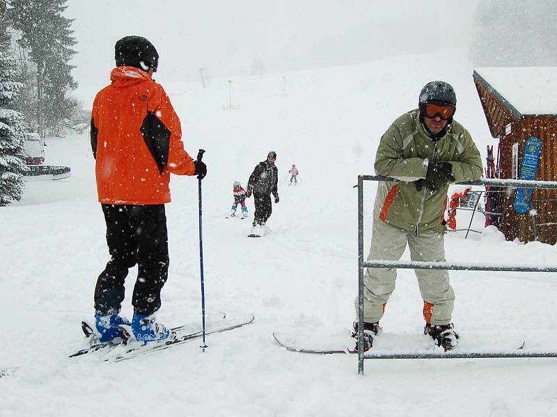 Středeční sněhová nadílka ve Ski Centru Bublava. Vlekaři na velikonoční prázdniny spustili vleky.