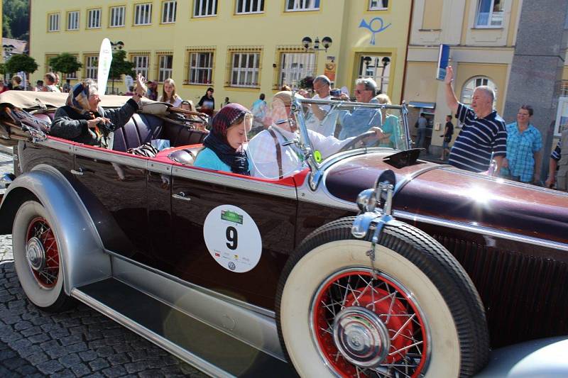 HISTORICKÁ AUTA včera projela Kraslicemi. Symbolicky projížděla tamním náměstím před radnicí v samotném centru. 