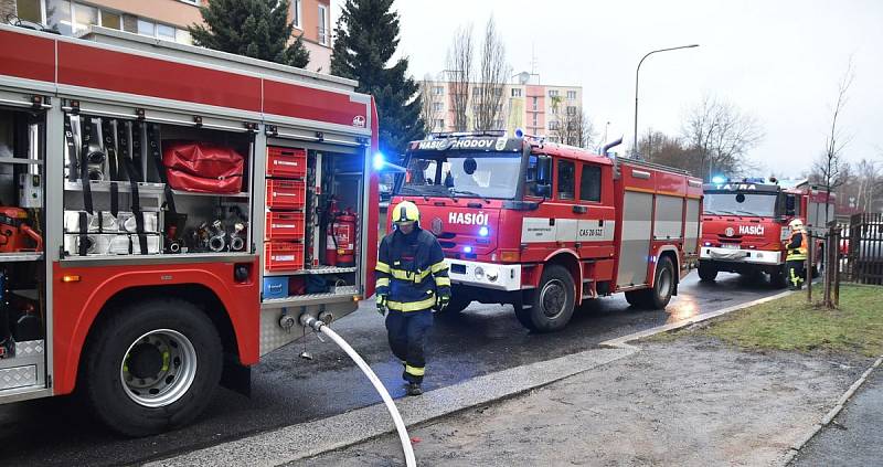 Požár v bytovém domě v Sokolově