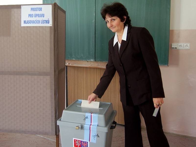 Bohuslava Hajská, první volička ve třetím volebním okrsku v Kraslicích.