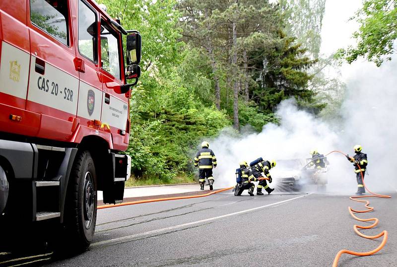 Auto začalo za jízdy hořet, řidiči se ve Slavkově podařilo utéct.