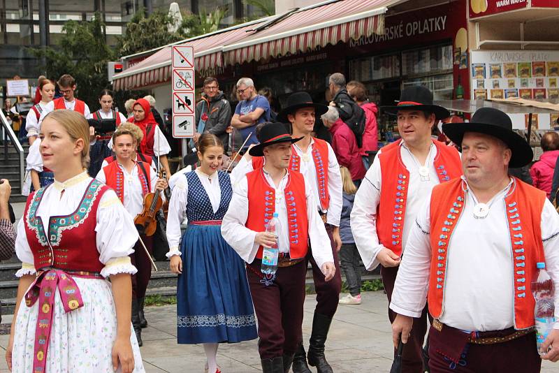 Soubory se představily v rámci mezinárodního folklorního festivalu.