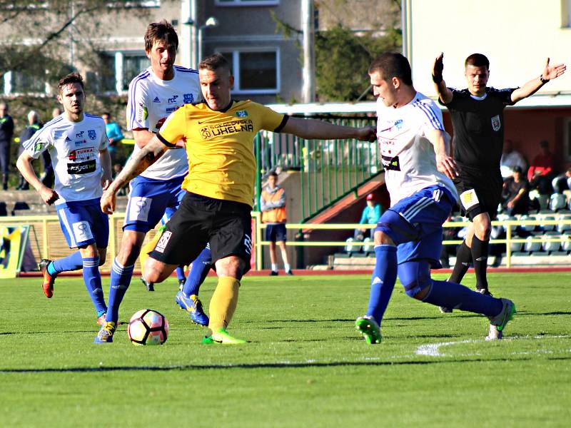 Fotbalisté FK Baník Sokolov porazili ve vloženém 27. kole na svém hřišti 1. SC Znojmo 1:0.