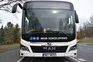 Cestující v Sokolově a okolních obcích už jezdí novými autobusy
