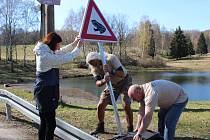 POZOR ŽÁBY, nové dopravní značení upozorňuje řidiče na migrující žáby přes silnici v Bublavě k tamním rybníkům. Instalovali je tam zvířecí záchranáři z Drosery.