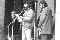 JAN HADRAVA (uprostřed)  a Erich Kříž (vpravo)  řeční v listopadu 1989 na sokolovském náměstí.