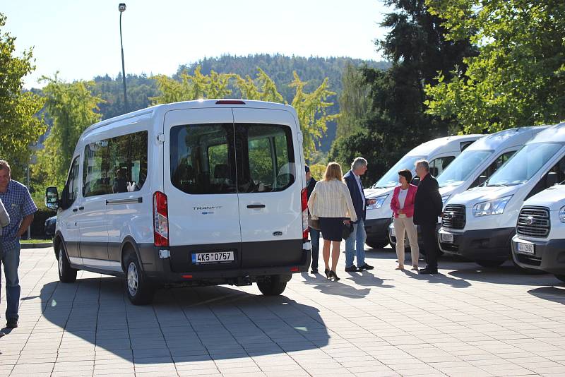 Domovy dostaly od kraje nová vozidla.