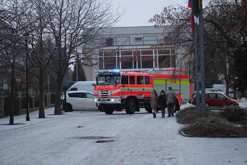 Novou cisternu přivezl v pátek, během zahájení adventu, hasičům starosta Patrik Pizinger.