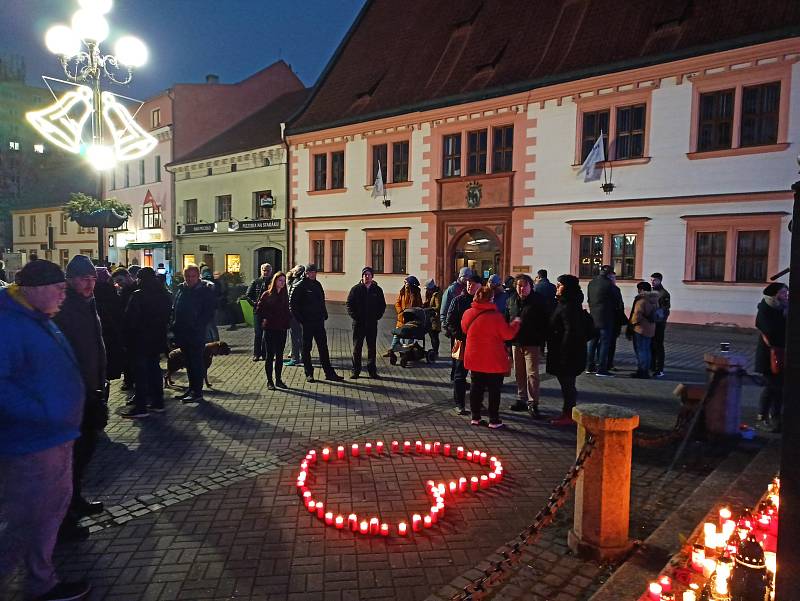 Lidé zapalovali na Starém náměstí v Sokolově svíčky Václavu Havlovi