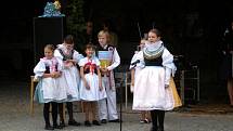 Krojovaní tanečníci folklórního souboru Jirkovan v komponovaném pásmu.