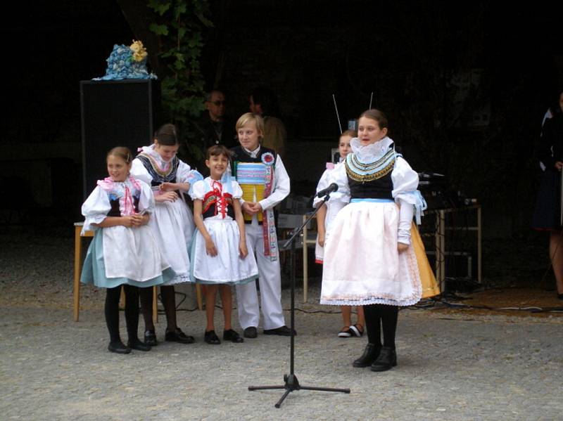 Krojovaní tanečníci folklórního souboru Jirkovan v komponovaném pásmu.