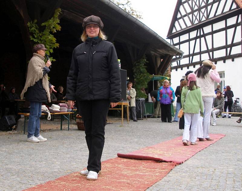 Modelkami módní přehlídky klouboků z Olomouce byly řemeslnice a pracovníce Statku Bernard.