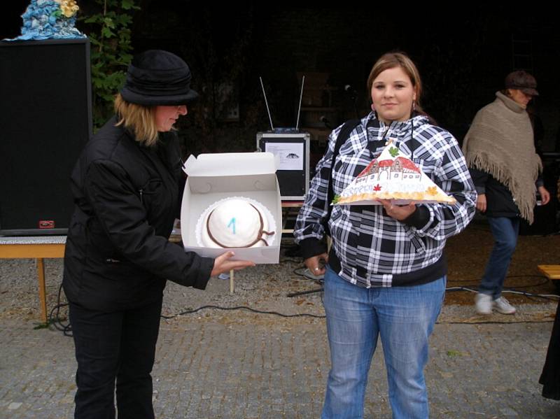 Suverenní vítězkou soutěže klobouků ve všech kategoriích se stala Monika Vlachová ze Sokolova.
