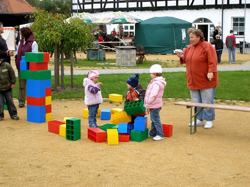 Novinkou pro děti na statku je velká stavebnice z barevných kostek na pískovišti.