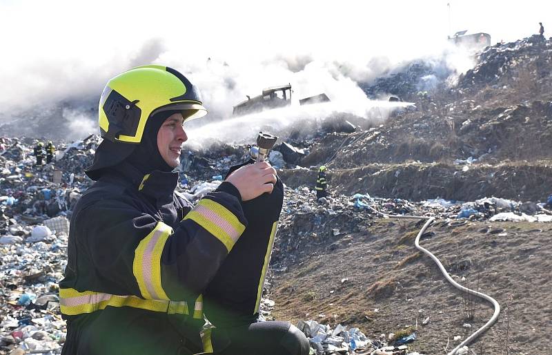 Na velkou vzdálenost byl v sobotu vidět sloup černého kouře z požáru skládky u Vřesové na Sokolovsku. Požár odpadu zde likvidovalo šest jednotek hasičů. Dostat plameny pod kontrolu trvalo několik hodin.
