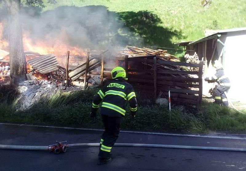 Uskladněné hořící dřevo ohrožovalo rodinný dům.