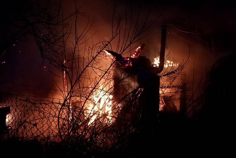 Hasiči zasahovali u požáru zahradní chatky v Horním Slavkově.