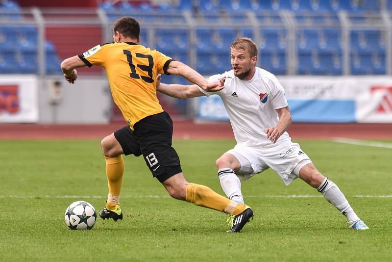 Utkání 28. kola druhé fotbalové ligy (Fortuna národní liga): Baník Ostrava vs. Baník Sokolov, 13. května v Ostravě. (P) Tomáš Mičola a Dobrotka Martin.