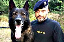 Policejní pes Adag se svým psovodem.