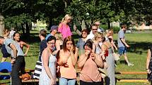 Deváťáci ze základní školy ve Švabinského ulici se slavnostně rozloučili se základní školou.
