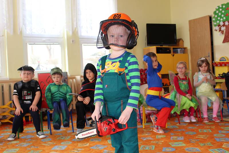 Maškarák si užívaly děti v mateřské škole v Krajkové.