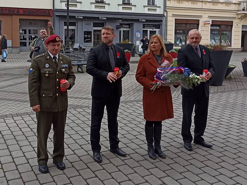 Sokolovským náměstím po mnoha letech pochodovali vojáci, aby uctili Den veteránů