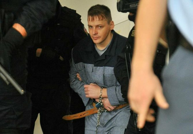 Robert Tempel - Ozbrojená eskorta přivádí Roberta Tempela, obžalovaného z dvojnásobné vraždy, ke Krajskému soudu v Praze, který ho 26. listopadu 2008 potrestal doživotním vězením.