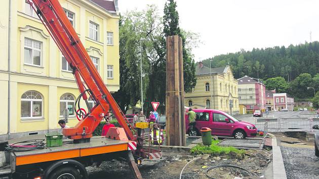 MAKETU pylonu si město nechalo vyrobit ze dřeva u technických služeb a instalovalo ji přesně do míst, kde má stát. Vzbudilo to rozruch mezi místními. Skutečný pylon ale bude ze žuly a budou na něm důležitá historická data, která se pojí k městu.