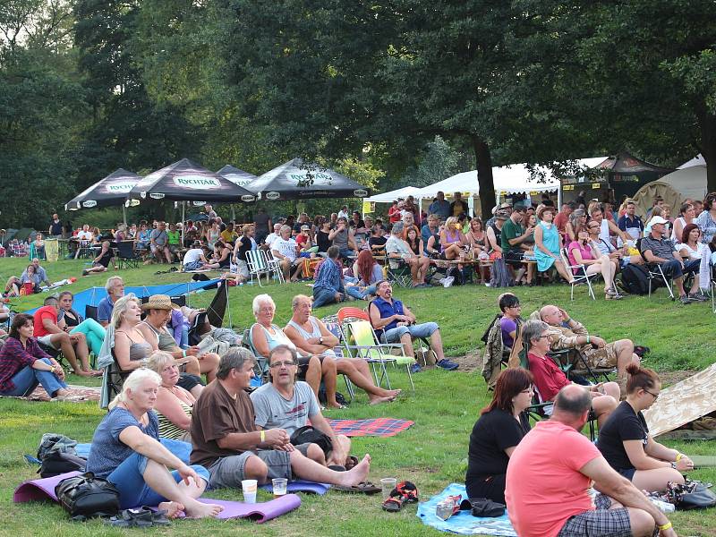 Stovky návštěvníků si o víkendu na festivalu Folková Ohře vychutnaly řadu muzikantů. Mezi nimi byli i Žalman a spol., Roháči či kompletní kapela Klíč (na snímcích).