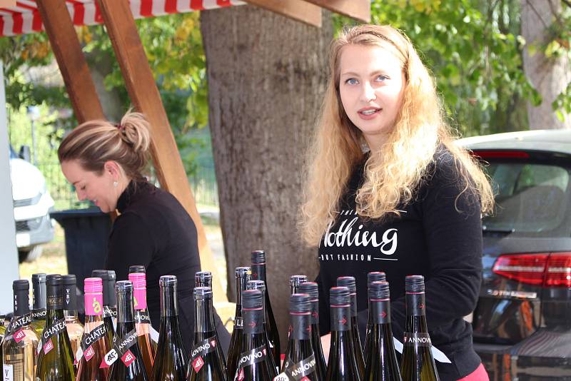 Svatováclavské vinobraní v Lokti přilákalo o víkendu opět tisíce lidí.