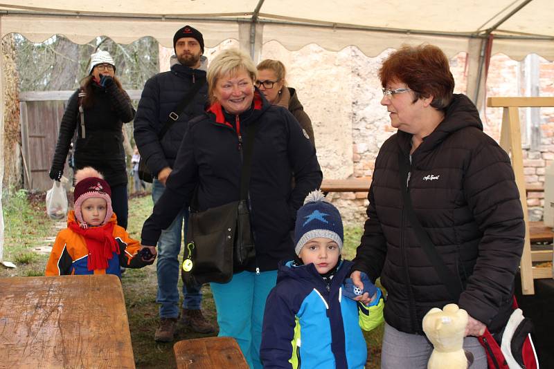 Peklo, kulturní program i mikulášské balíčky čekaly na děti na hradě Hartenberg.