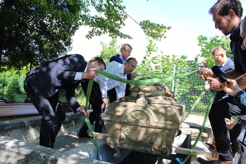 Uložení ostatků do obnovované hrobky na chodovském hřbitově.