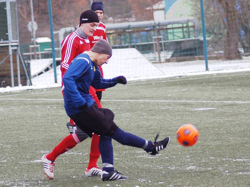 Zimní turnaj FK Baník Sokolov: Olympie Březová (v modrém) - SV Steinmühle