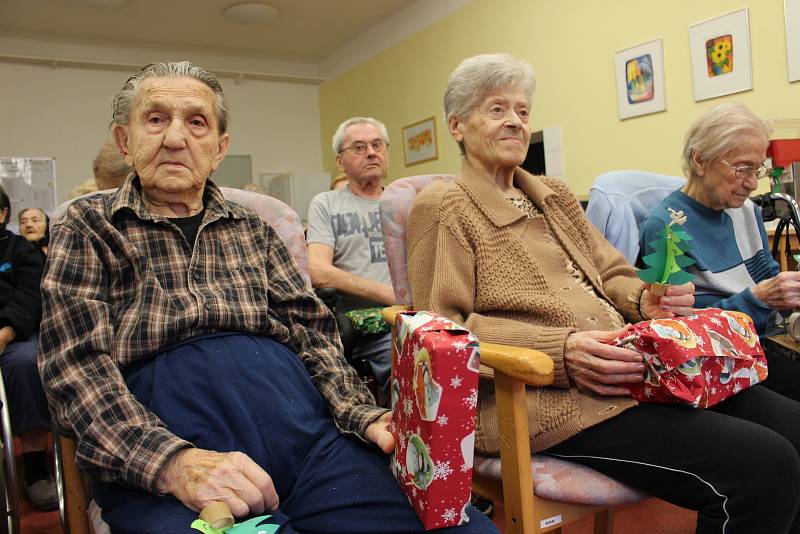 Dárky udělaly seniorům velkou radost.