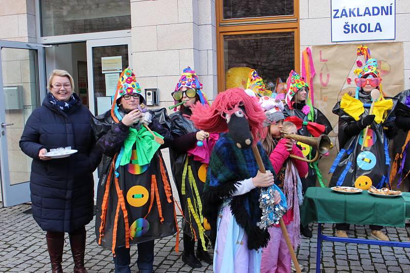 Návštěvníci s maskami i bez nich si užívali premiérový Loketský masopust.