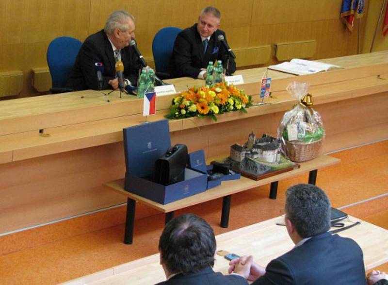 Prezident Miloš Zeman při své návštěvě kraje dostal jako dar dvakrát i model z dílny odsouzených.