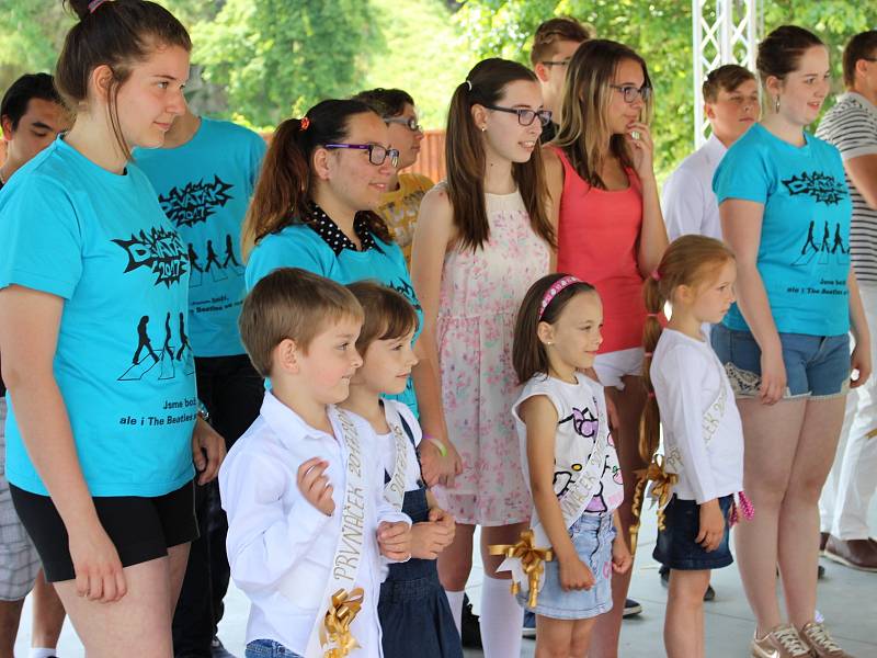 Při akci Děti baví Loket představují svůj program základní, základní umělecká škola a obě mateřinky z Lokte. V závěru se stalo pěknou tradicí pasování budoucích prvňáčků vycházejícími žáky na školáky.