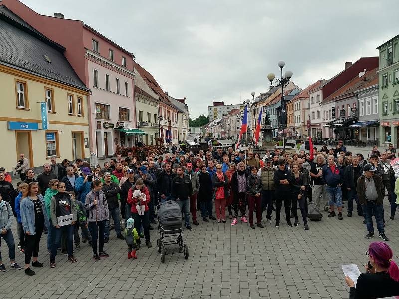 Lidé demonstrovali i v Sokolově na Starém náměstí